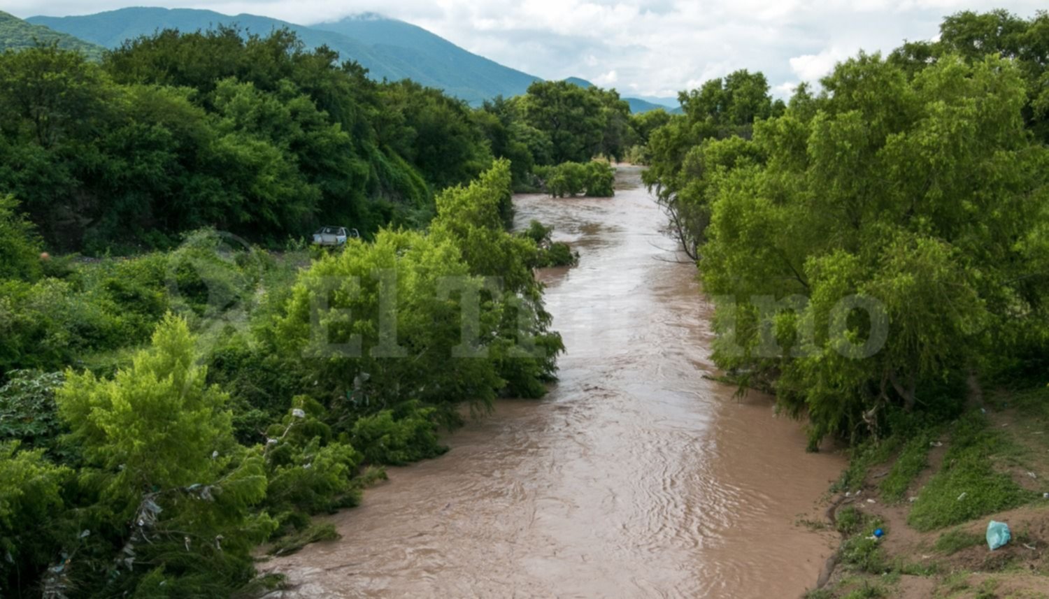 Todavía no fue hallado el cuerpo del niño arrastrado por el río Arenales