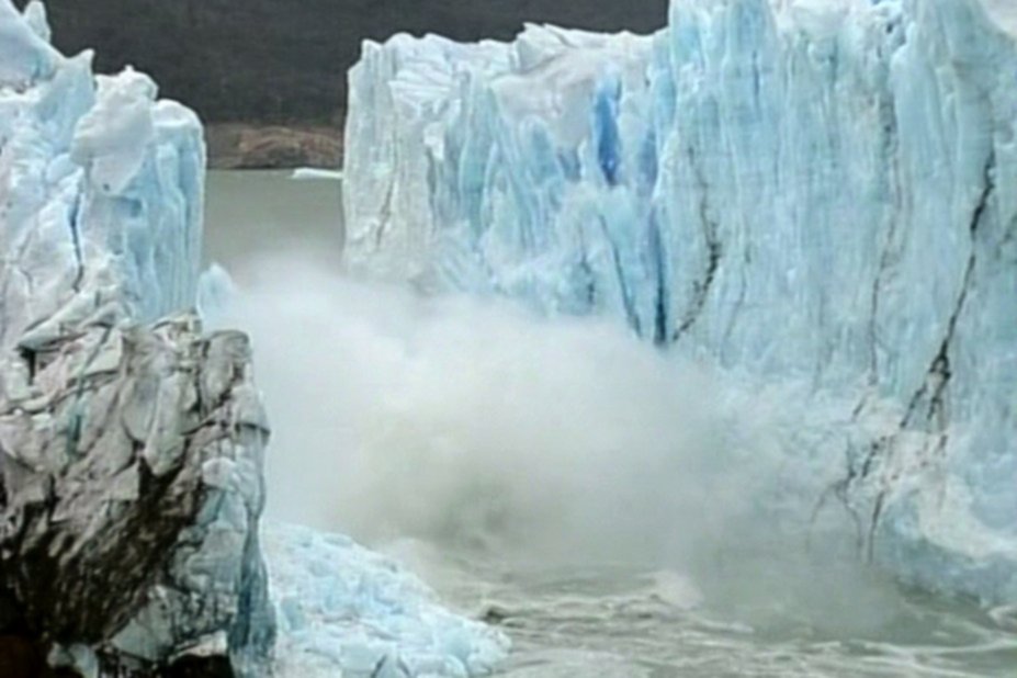 Se Cay El Glaciar Perito Moreno Fue A Las Bajo Una Intensa Lluvia