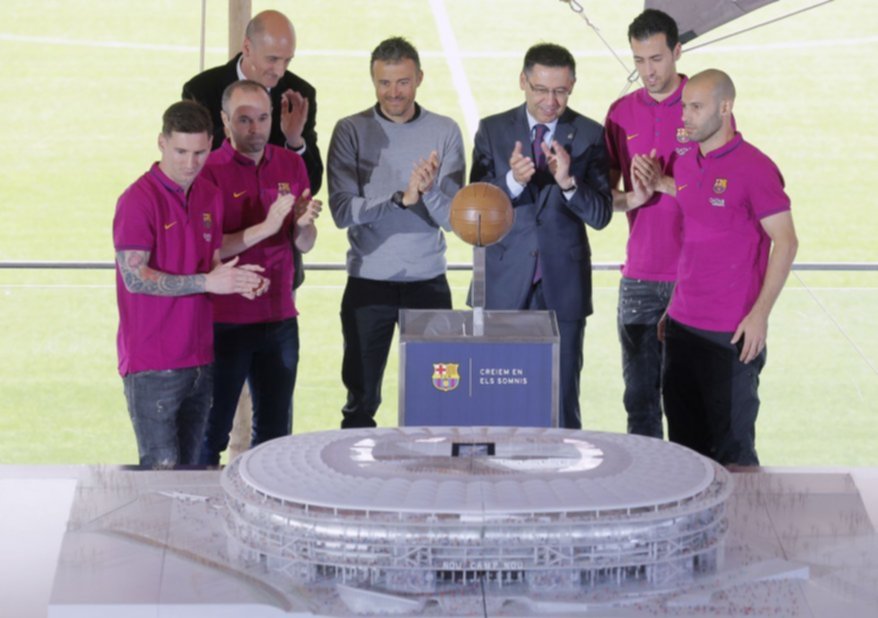 Barcelona Present La Maqueta Del Nuevo Camp Nou Previsto Para El