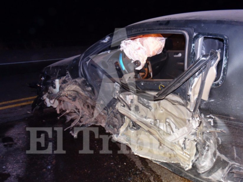 Violento accidente entre una camioneta y un camión