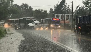 Video. Terrible accidente en la curva del INTA: dos personas fallecieron y otras 15 resultaron heridas