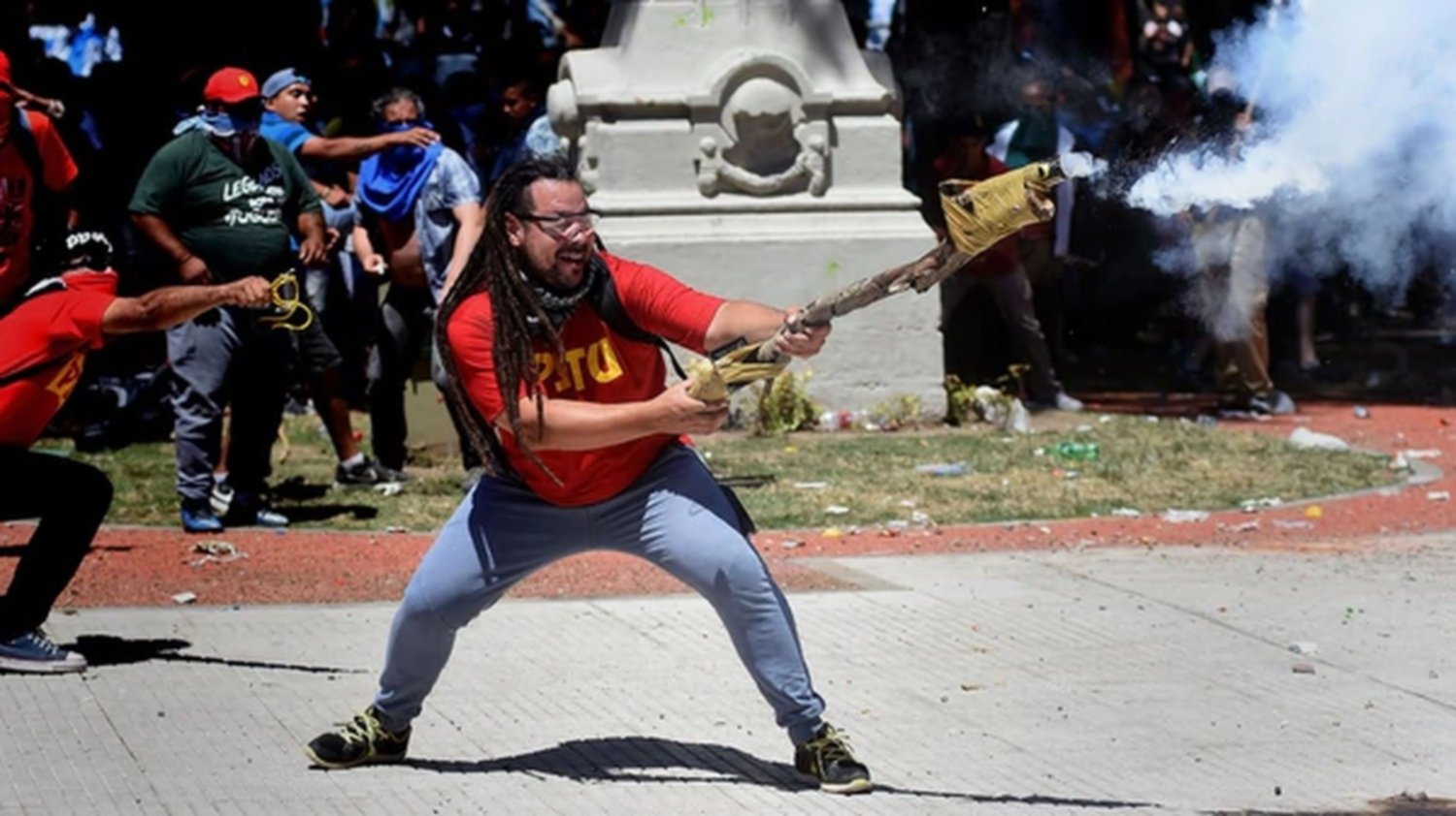 Se entregó el militante que agredió a un policía con una lanza