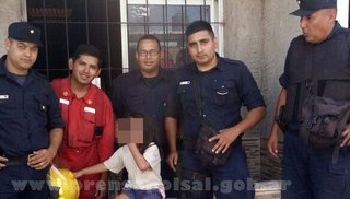 Personal policial rescató a un niño de un incendio en barrio Solidaridad