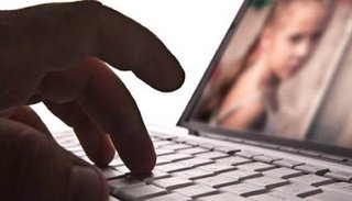 Indignante: detuvieron a una mujer acusada de difundir imágenes pornográficas de su niña
