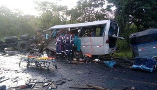 Accidente múltiple dejó 13 muertos y casi 40 heridos