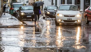 Varias calles fueron un río en la tarde de tormenta