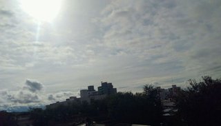 Cielo parcialmente nublado y resolana, ¿lloverá hoy?