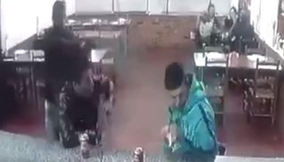VIDEO: tomaba una cerveza y de repente lo fusilaron