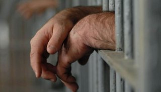 Robó un celular, escapó e intentó esconderse en una base policial: lo detuvieron
