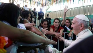 En una inédita visita a una cárcel de mujeres, el Papa pidió por la "dignidad y reinserción" de las reclusas