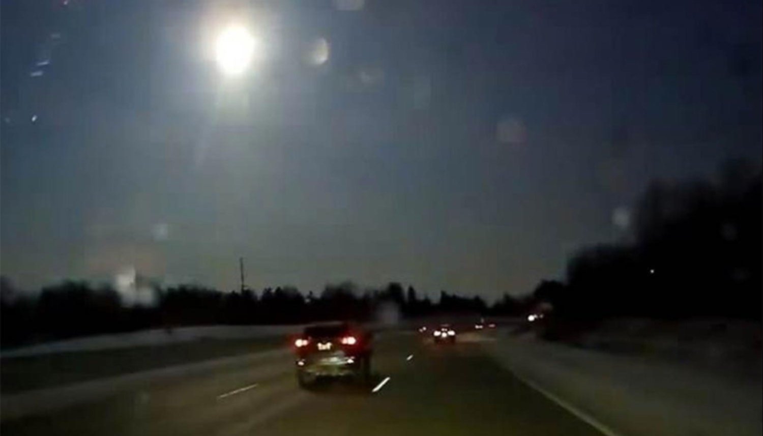 Captan el paso de un impresionante meteorito por el cielo de Michigan