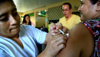"Si vas a viajar vacunate contra la fiebre amarilla"