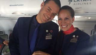En su viaje a Iquique el Papa casó a una pareja de tripulantes en pleno vuelo