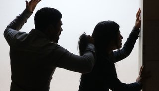 Detienen a hombre por golpear a su concubina en la vía pública