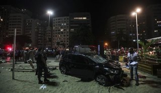 Copacabana: un auto se metió a la playa y mató a un bebé y dejó 15 heridos