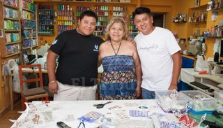 El carnaval en el ADN: madre transmite a su hijo una pasión popular