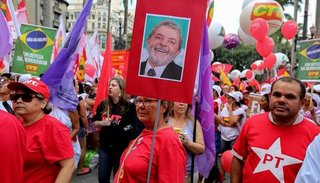 Tras considerar el fallo una "farsa judicial", el PT anunció que inscribirá a Lula como candidato