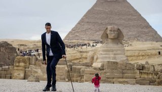 La mujer más pequeña y el hombre más alto del mundo, juntos en Egipto