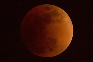 El eclipse lunar, el fenómeno que iluminó de rojo el cielo