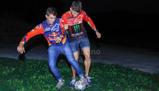 Analogía entre pelotas y motos para dos salteños