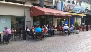 Algunos comercios abrieron ayer