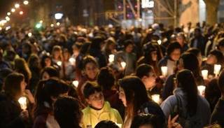 Convocan a marchas "de velas y antorchas" contra los aumentos de tarifas
