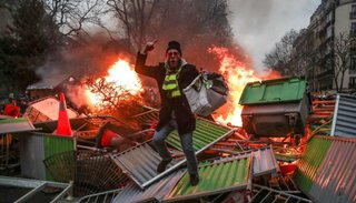 Los "chalecos amarillos" volvieron a desafiar a Macron