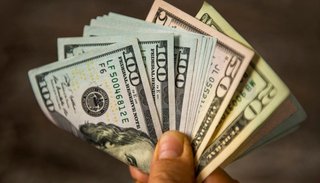 El dólar tuvo la primera suba del año y se alejó de la banda de flotación del BCRA