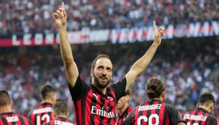Higuaín, forzado a decidir si se va o no