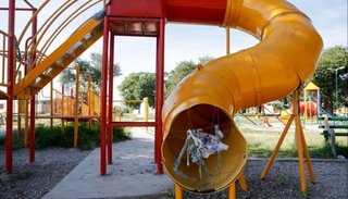 Plazas de zona sur, con basura, malezas y juegos deteriorados