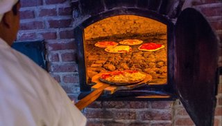 La pizza: Benditas las manos que amasan el manjar más festejado del mundo