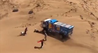 El momento en que un camión del Dakar choca a un espectador y no lo asiste