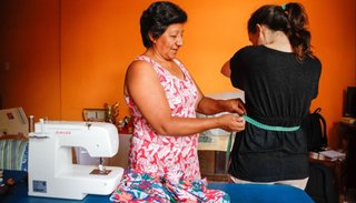 Hace más de 40 años da puntadas para vestir a las más coquetas de Salta