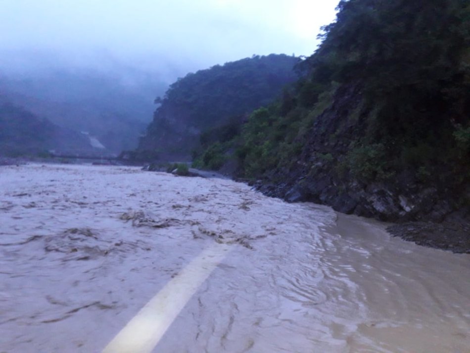 Los Toldos está incomunicado por la crecida y desborde del río 