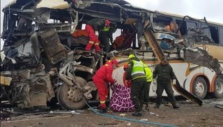 Al menos 22 muertos y 37 heridos dejó el choque de dos ómnibus en Bolivia