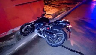 Un motociclista impactó contra un quiosco y se mató