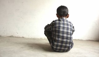 Un protesista dental, acusado de abusar de sus tres hijos