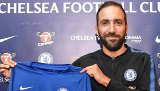 Higuaín llegó a Londres para sumarse a Chelsea