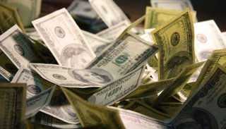 El dólar cerró a la baja y se alejó del piso de la zona de no intervención