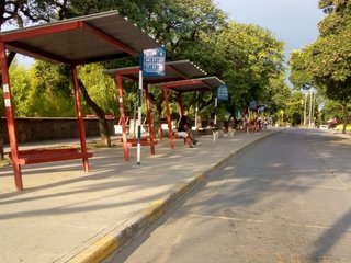 Las paradas de colectivos vacías por el paro en Capital
