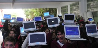 Vuelve Conectar Igualdad: además de computadoras, el Gobierno planea entregar celulares