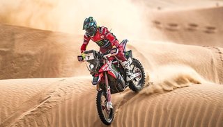 Kevin Benavídez llegó cuarto en motos tras la primera etapa del Dakar