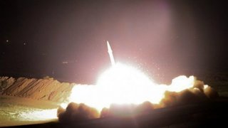 Al menos doce misiles impactaron en la base iraquí Al Asad, que alberga tropas estadounidenses