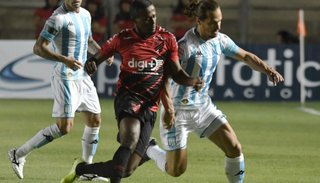 Debut, penales y triunfo para el nuevo Racing ante el Paranaense