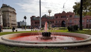 El agua de las fuentes de Plaza de Mayo se tiñó de rojo a 5 años de la muerte de Nisman
