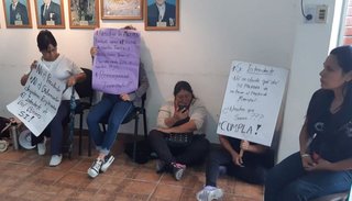 Siguen las protestas por el personal cesanteado
