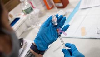 Mañana llegan al país más vacunas de AstraZeneca y Sinopharm
