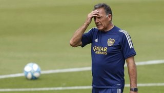 Russo comenzó a cortar cabezas en Boca