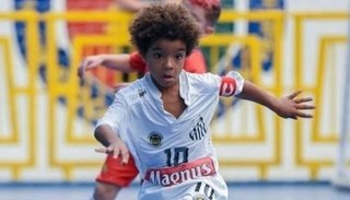 Un brasileño de ocho años firmó contrato con Nike y rompió el récord
