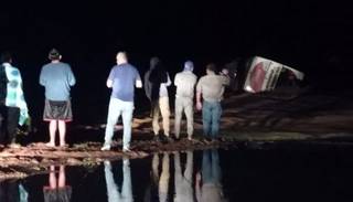 VIDEO. Un colectivo intentó cruzar un río en La Rioja y fue arrastrado por la corriente